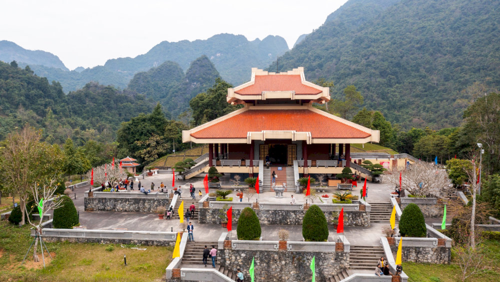 The temple is ideal for visitors of all ages, especially those interested in Vietnamese history and culture